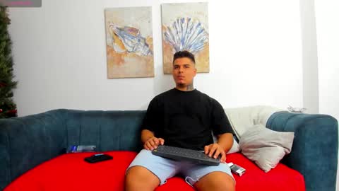 Snapshot of straight__friends chatting on February 25, 2026, 4:16 pm straight__friends online show from February 25, 2026, 4:16 pm