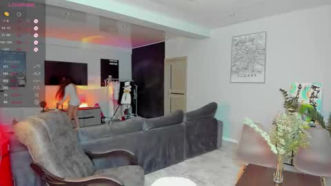 Snapshot of straw_juice chatting on November 12, 2025, 1:17 am Laura online show from November 12, 2025, 1:17 am