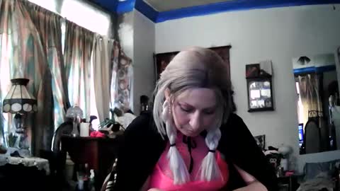 strawberrycream100 online show from February 14, 2026, 6:48 pm