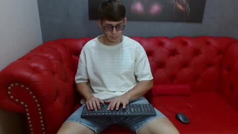 stuart_white online show from October 5, 2025, 2:15 pm