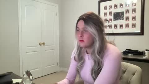 Sissy Isabella online show from May 17, 2026, 6:44 am