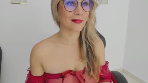 sugar_milff online show from October 10, 2025, 2:16 pm