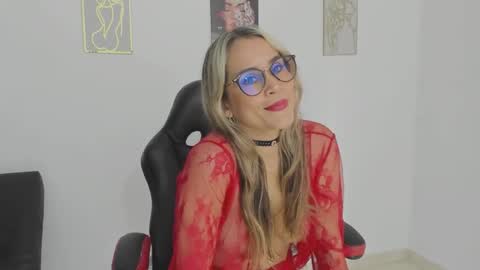 sugar_milff online show from November 24, 2025, 1:44 pm