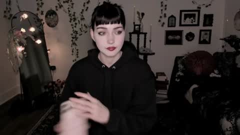 Ella online show from June 17, 2026, 5:43 am