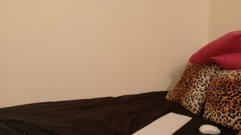 Kim Lee online show from September 21, 2025, 2:08 pm