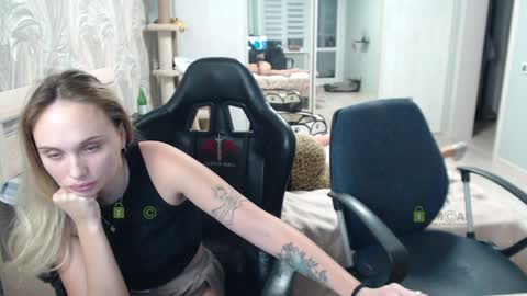 Snapshot of sunny1girl chatting on January 14, 2025, 3:57 pm Alice and Sergey online show from January 14, 2025, 3:57 pm