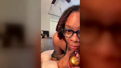 sunshinelove777 online show from June 1, 2026, 1:13 pm