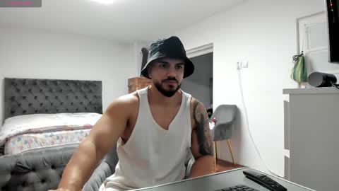 supermanboyxxl online show from November 17, 2025, 6:52 am