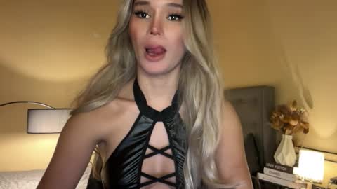 Mia online show from November 4, 2025, 5:28 am