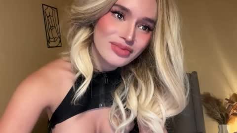 Mia online show from November 13, 2025, 7:57 pm