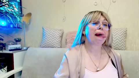 SusieNoreen online show from March 7, 2025, 5:08 am