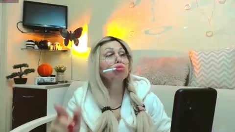 SusieNoreen online show from November 3, 2025, 4:36 am