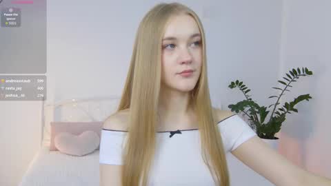 Suzi online show from October 8, 2025, 1:42 pm