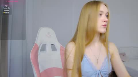 Suzi online show from November 22, 2025, 2:27 pm