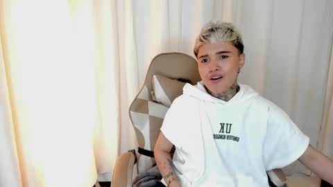 suzu_wolf online show from October 7, 2025, 5:04 am
