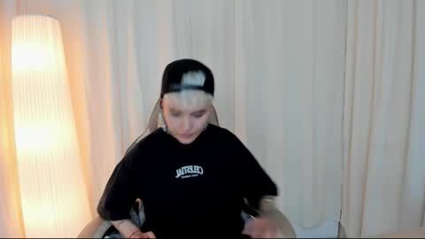 suzu_wolf online show from October 8, 2025, 4:54 am