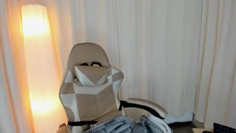 suzu_wolf online show from October 16, 2025, 6:36 am