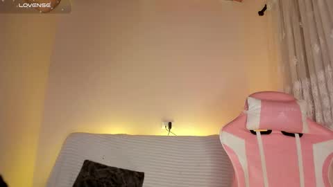 Snapshot of sweet_carine chatting on January 17, 2025, 1:35 pm camil online show from January 17, 2025, 1:35 pm