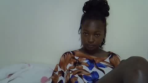 sweet_lunaz online show from October 18, 2025, 9:21 am
