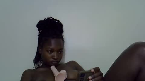 sweet_lunaz online show from October 18, 2025, 9:26 pm