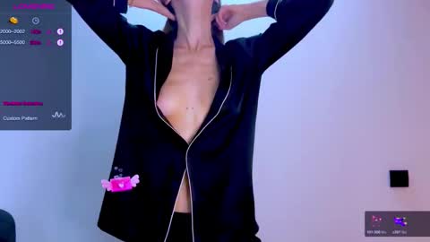 Mia online show from December 22, 2025, 10:34 am