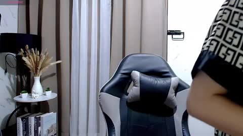 Snapshot of sweet_sirenxx chatting on October 23, 2025, 10:47 am Leah online show from October 23, 2025, 10:47 am