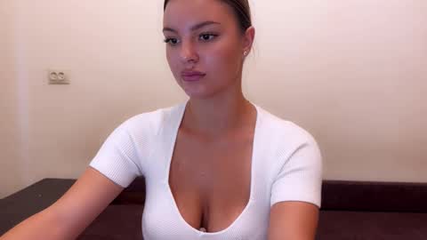 sweet_strawberr online show from September 17, 2025, 6:15 am