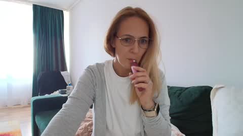 Snapshot of sweetania_ chatting on January 17, 2025, 1:35 pm Ania online show from January 17, 2025, 1:35 pm
