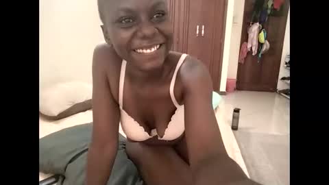 Snapshot of sweetbee018 chatting on March 19, 2026, 4:38 am Lunargirl online show from March 19, 2026, 4:38 am