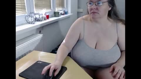 Snapshot of sweetboobs85h chatting on March 5, 2025, 7:16 am Sweetboobs85h online show from March 5, 2025, 7:16 am