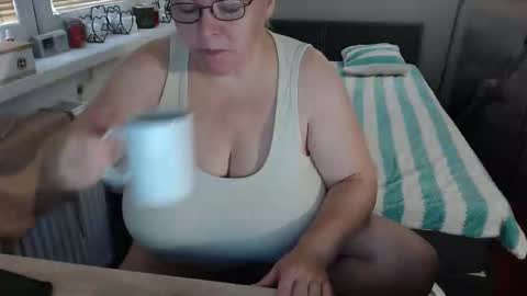 Snapshot of sweetboobs85h chatting on October 23, 2025, 9:19 am Sweetboobs85h online show from October 23, 2025, 9:19 am
