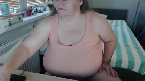 Snapshot of sweetboobs85h chatting on October 25, 2025, 9:06 am Sweetboobs85h online show from October 25, 2025, 9:06 am