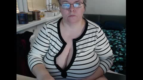 Sweetboobs85h online show from January 31, 2026, 7:11 pm