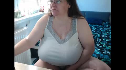 Snapshot of sweetboobs85h chatting on May 1, 2026, 8:41 am Sweetboobs85h online show from May 1, 2026, 8:41 am