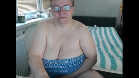Snapshot of sweetboobs85h chatting on May 18, 2026, 9:48 am Sweetboobs85h online show from May 18, 2026, 9:48 am