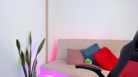 instagram sweetluna 0 online show from April 6, 2026, 11:44 am