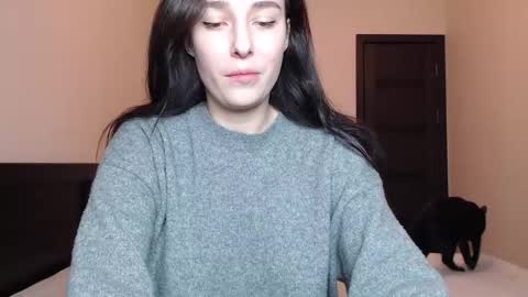 Mia online show from December 3, 2025, 5:33 pm