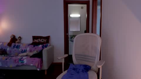 Mila online show from April 3, 2026, 12:47 pm