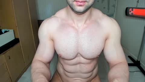 Snapshot of sweetmuscles_boy chatting on December 30, 2024, 6:31 am Lorenzo online show from December 30, 2024, 6:31 am