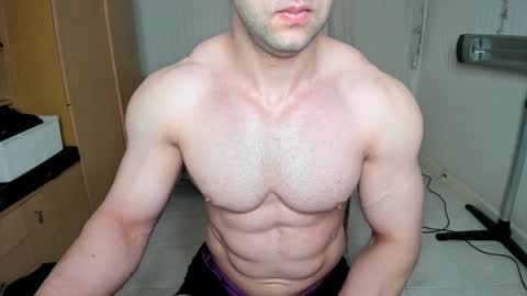 Snapshot of sweetmuscles_boy chatting on January 16, 2025, 6:25 am Lorenzo online show from January 16, 2025, 6:25 am