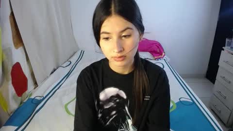 Snapshot of sweetpink1_ chatting on October 17, 2025, 3:53 am Caro Lily online show from October 17, 2025, 3:53 am