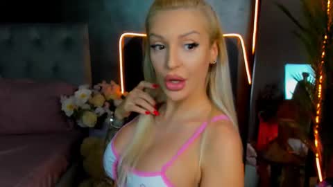 Snapshot of sweettheaa_ chatting on September 24, 2025, 5:05 pm Jessica online show from September 24, 2025, 5:05 pm