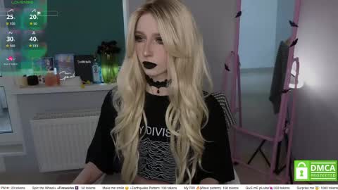Snapshot of sweetuniporn chatting on April 26, 2026, 8:01 am Elis a little vacation Ill be here Saturday my schedules in bio online show from April 26, 2026, 8:01 am