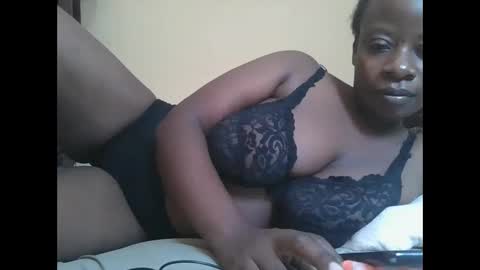 Snapshot of sweetyass25 chatting on October 6, 2025, 6:22 am sweetyass25 online show from October 6, 2025, 6:22 am