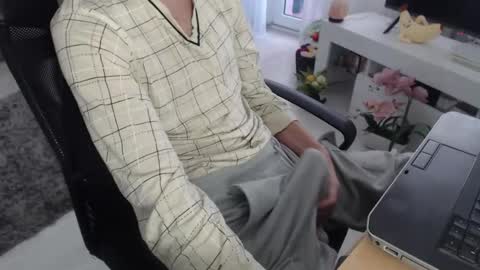 SwetLittleBoy4u online show from November 24, 2025, 8:47 am