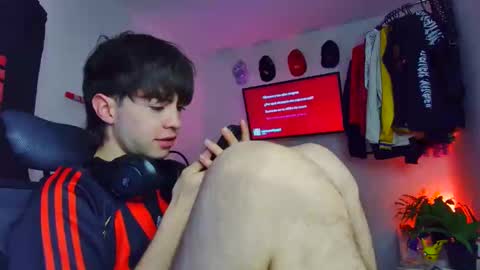 Snapshot of t0n3r chatting on December 4, 2025, 3:16 am TONER online show from December 4, 2025, 3:16 am