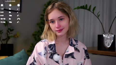 Snapshot of taitehambelton chatting on January 25, 2025, 1:43 am Mia online show from January 25, 2025, 1:43 am