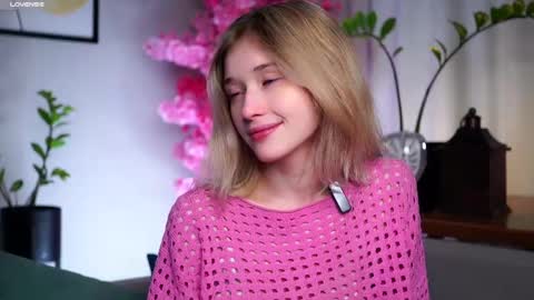 Snapshot of taitehambelton chatting on March 2, 2025, 1:26 am Mia online show from March 2, 2025, 1:26 am