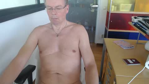Snapshot of tall_dudenl chatting on May 5, 2026, 12:02 pm Tall daddy online show from May 5, 2026, 12:02 pm