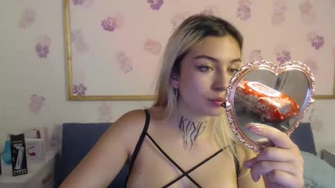 Snapshot of tamara_velezz chatting on February 17, 2026, 9:32 pm Tamara online show from February 17, 2026, 9:32 pm